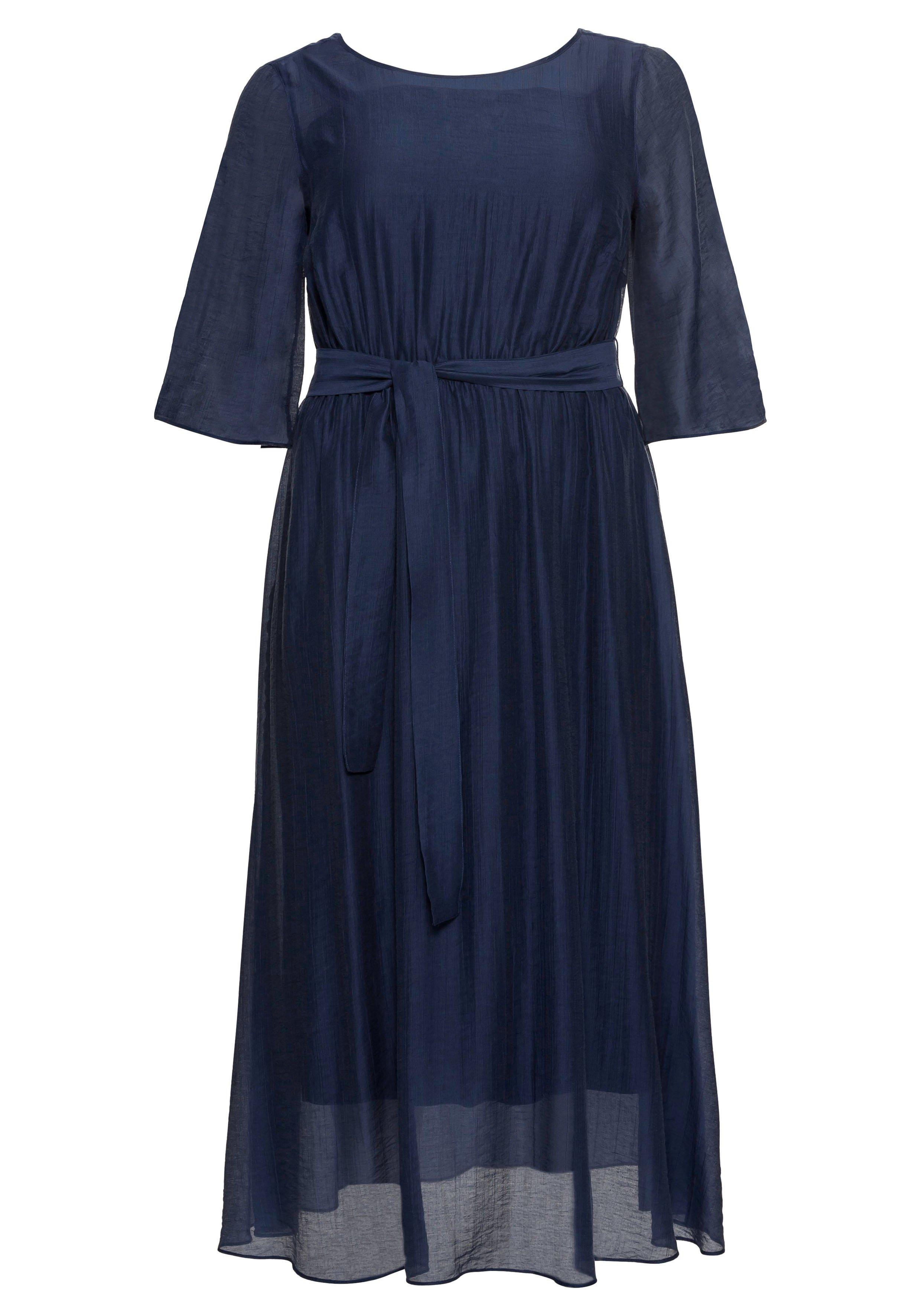 Abendkleid in luftiger, weiter Form mit Bindeband