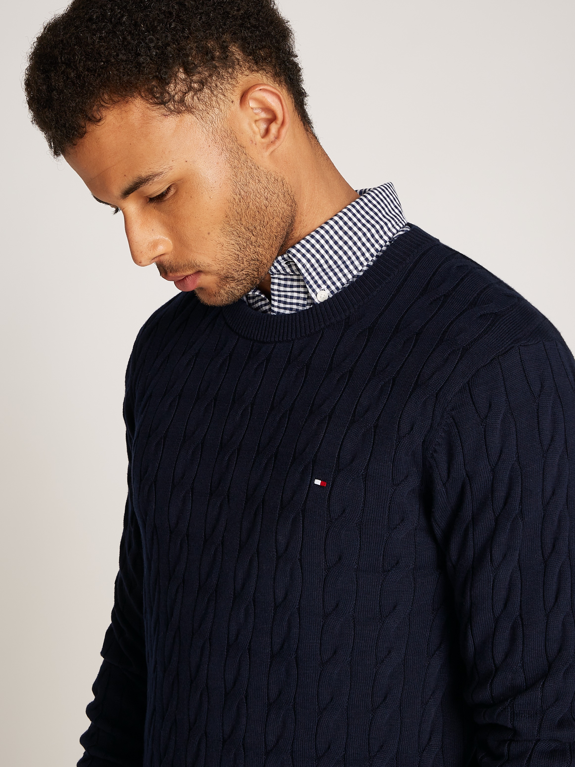 Tommy Hilfiger Strickpullover »CLASSIC CABLE CREW NECK mit Strukturstrick und Flaglabel«, unifarben, casual, regular fit, Baumwolle, Rundhals