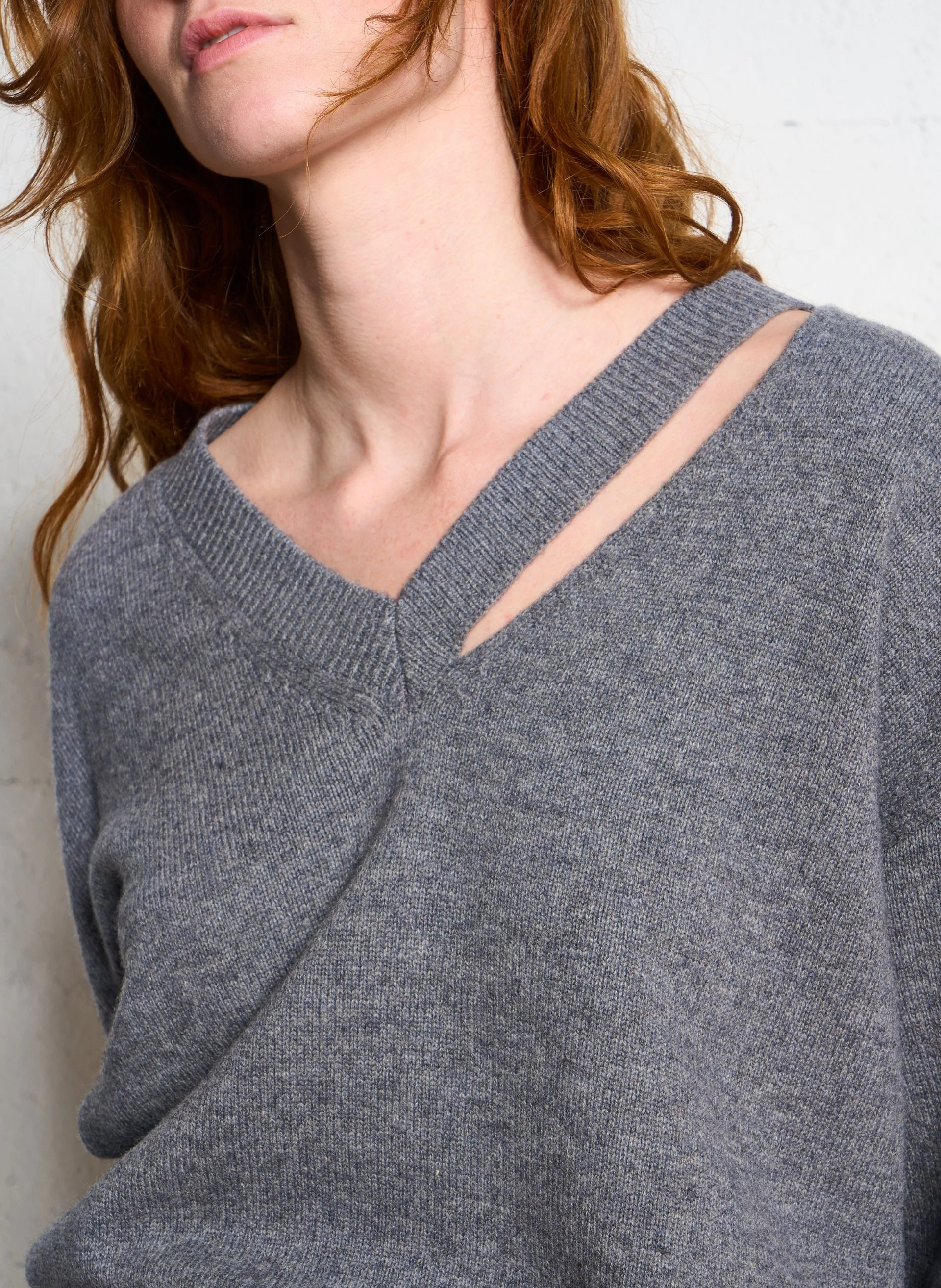ADELLE - Pull ample à découpes en laine | Noir