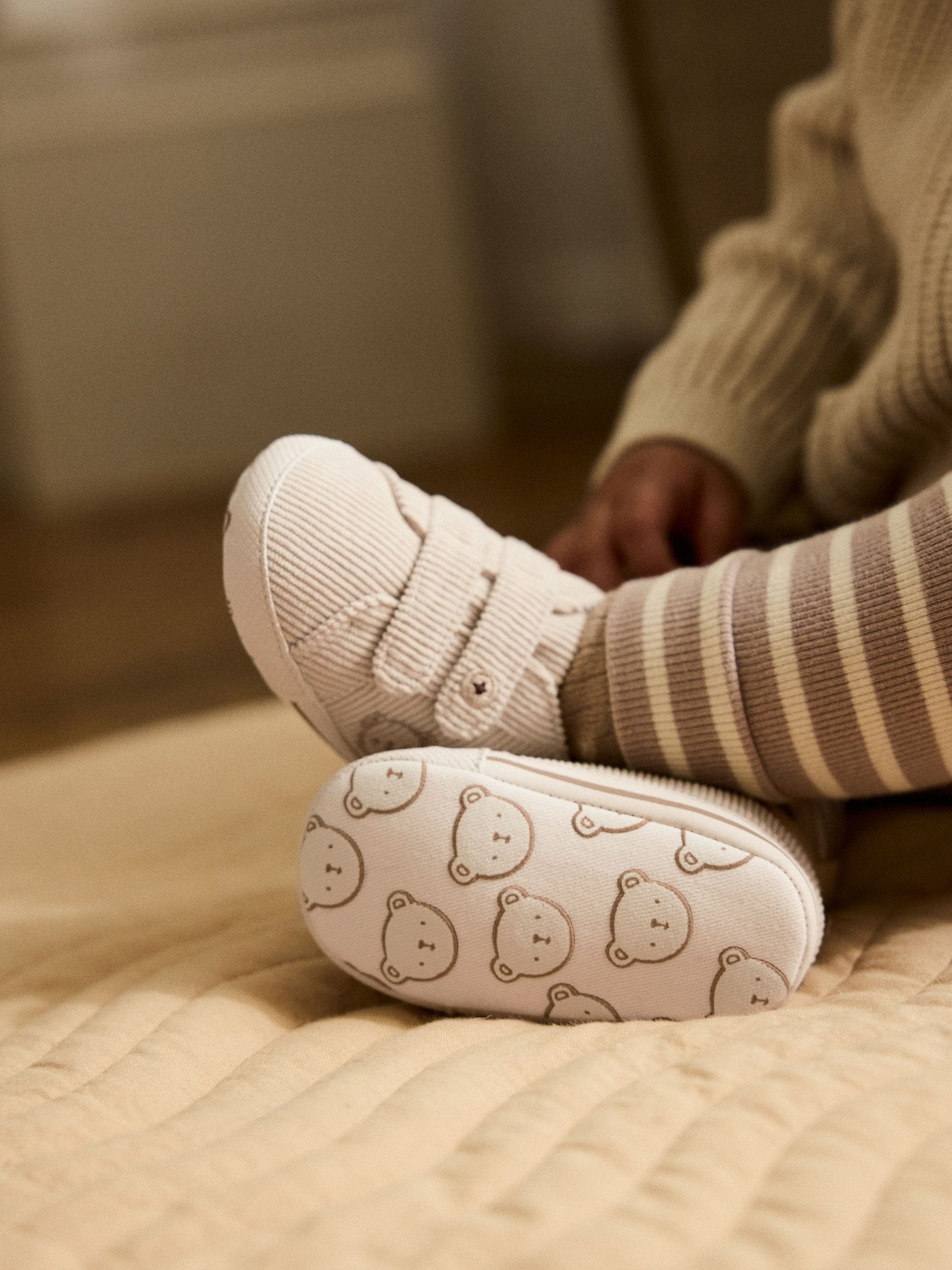 Neutraal met beren - Babysneakers met klittenbandsluiting (0-2mnd)