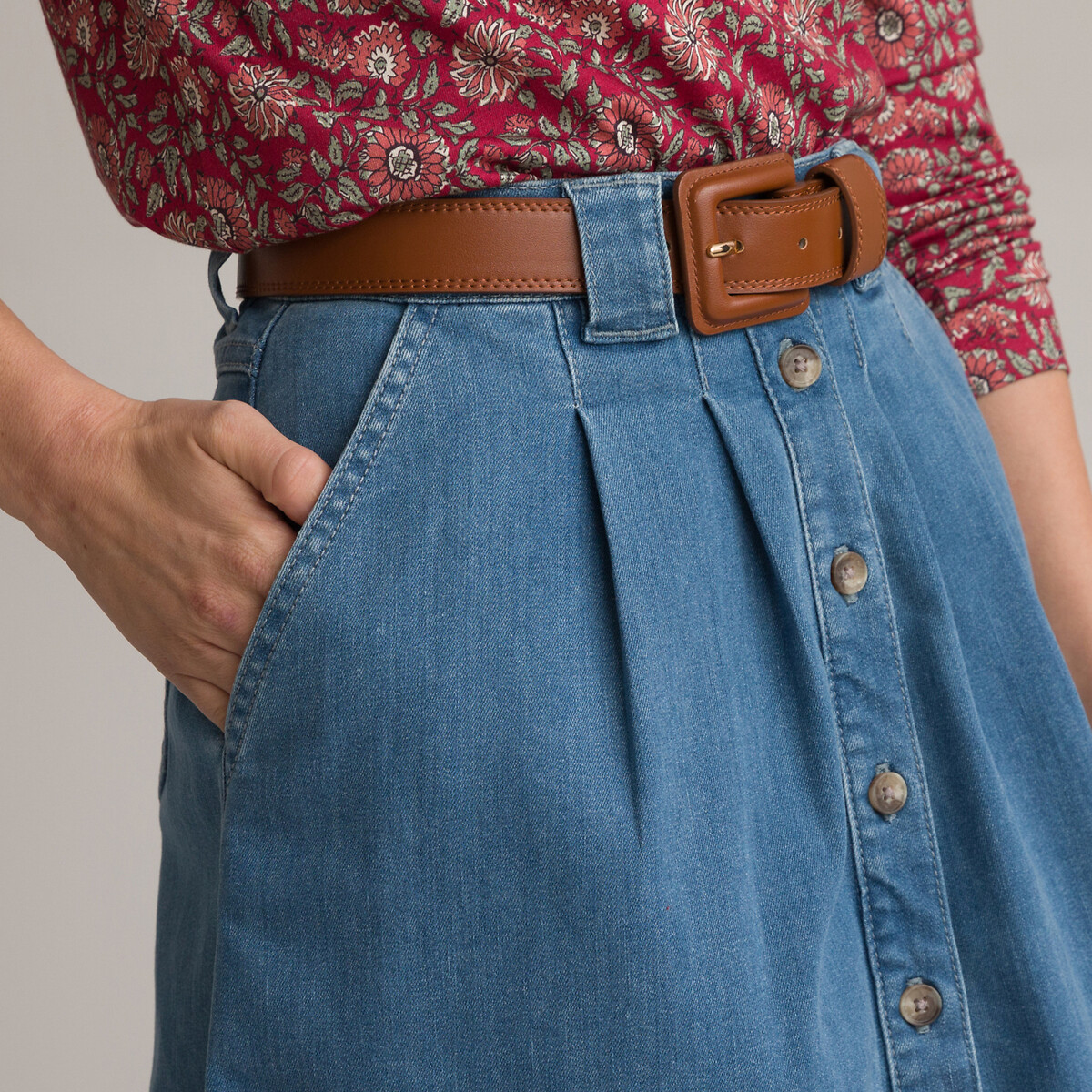 ANNE WEYBURN<br>Saia midi com estampa de bandeiras, em jeans