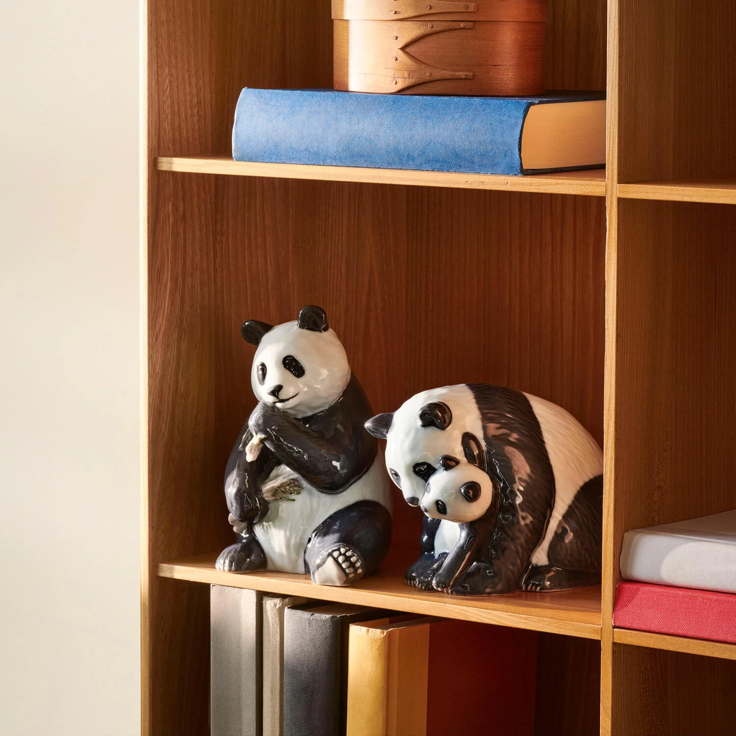 Royal Copenhagen  Spisende Panda figur - H18 cm.