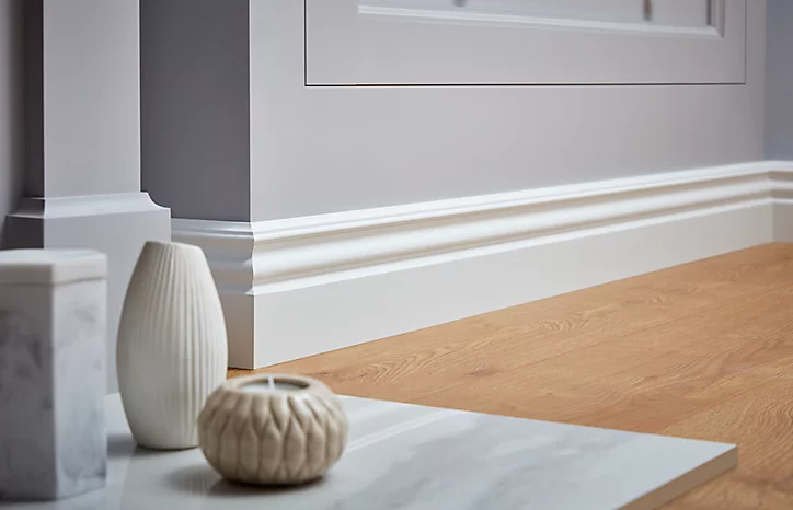 Plinthe MDF Blanc GoodHome 220 x 12 cm Décor 10 (vendue à la pièce)