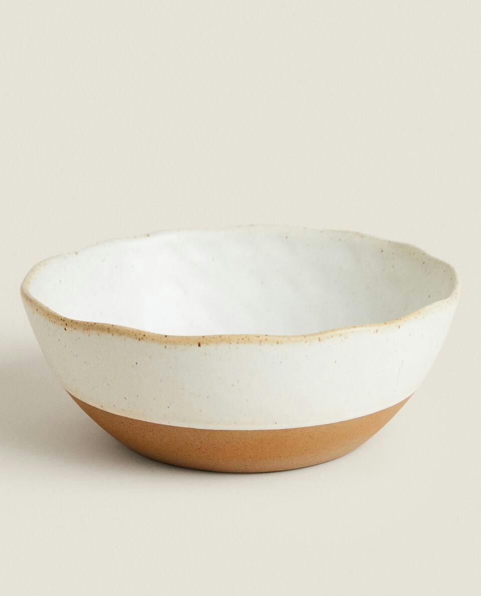 Conjunto de cerâmica com desenho em relevo