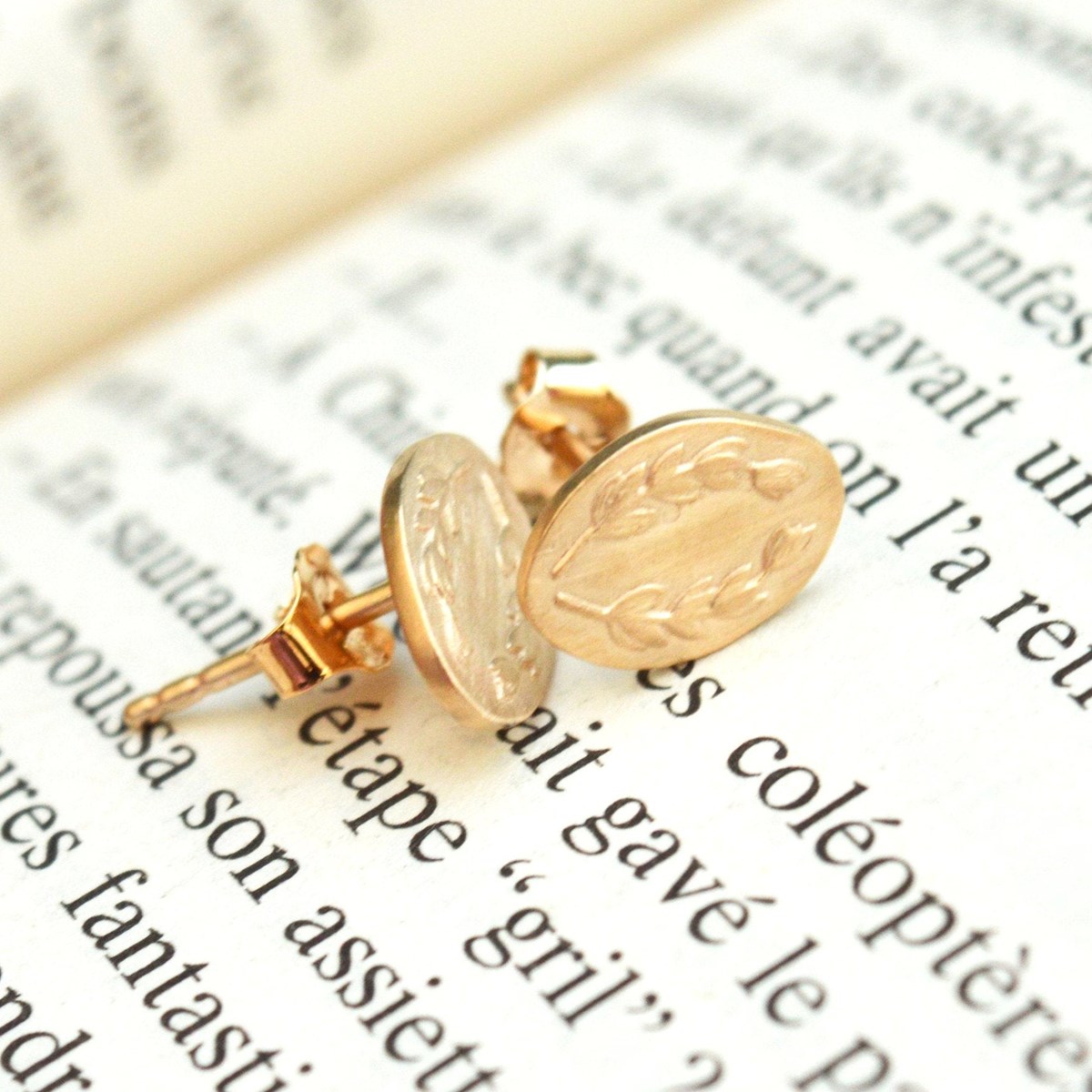 Boucles d'oreilles femme puces médailles lauriers style antique et artisanal en plaqué or mat
