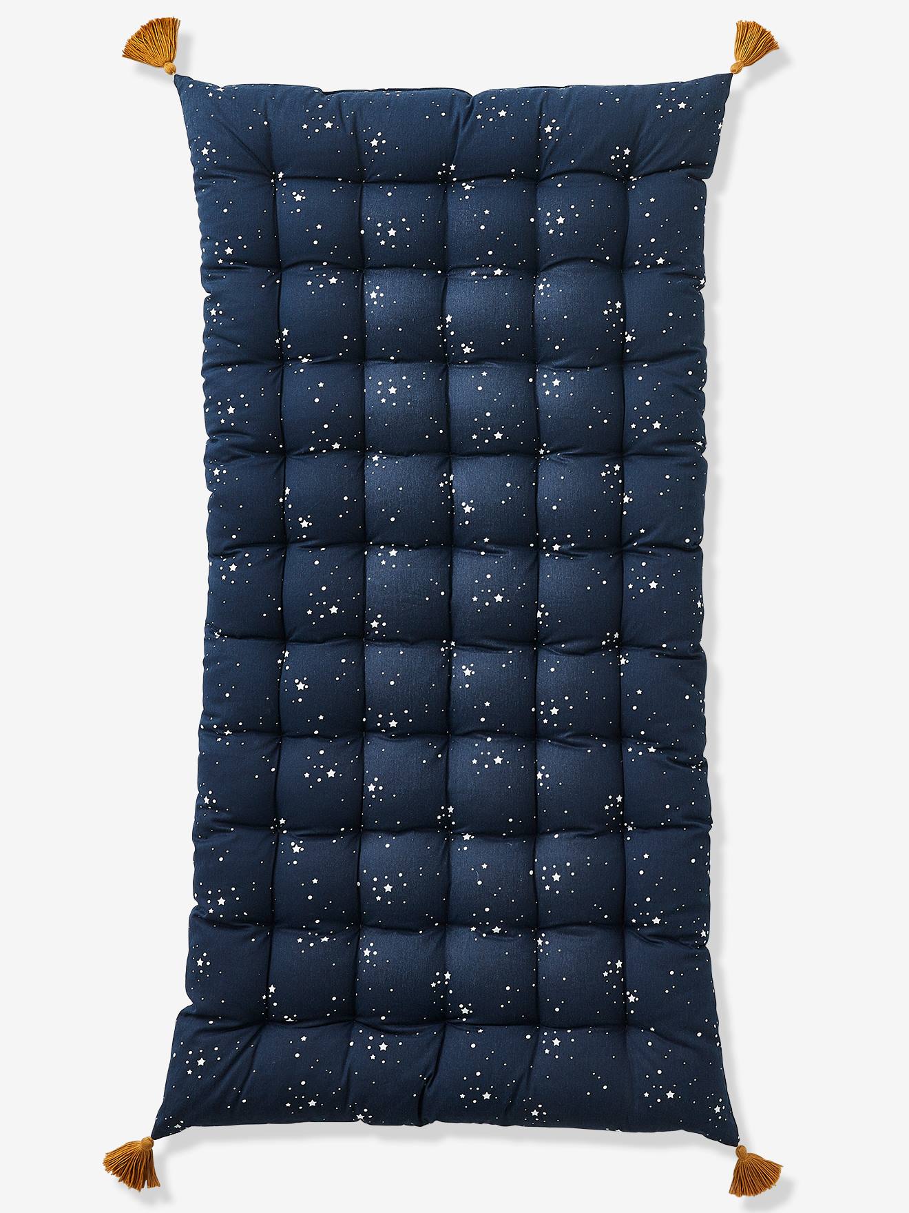 Colchão de chão com franjas estampadas em azul escuro.