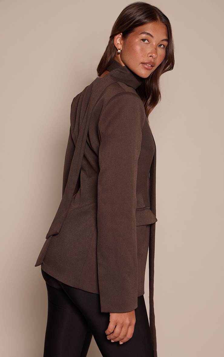 Dark Chocolate Blazer Cintré À La Taille Avec Détail Foulard Et Hanches Moulées