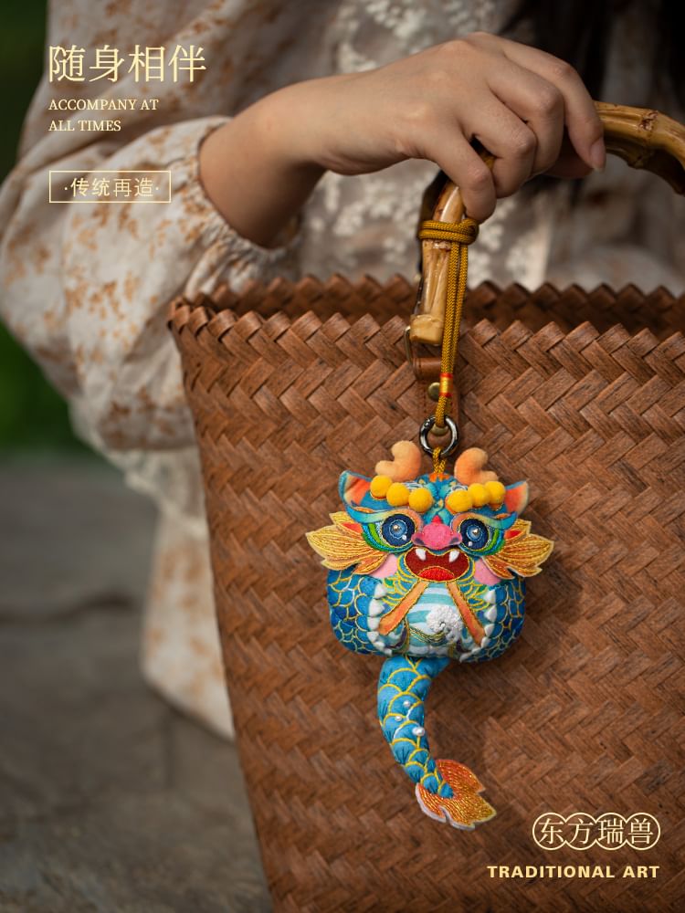 Embroidery Kingdom - DIY borduurpakket met hangende decoratie in de vorm van een draak (verschillende ontwerpen)