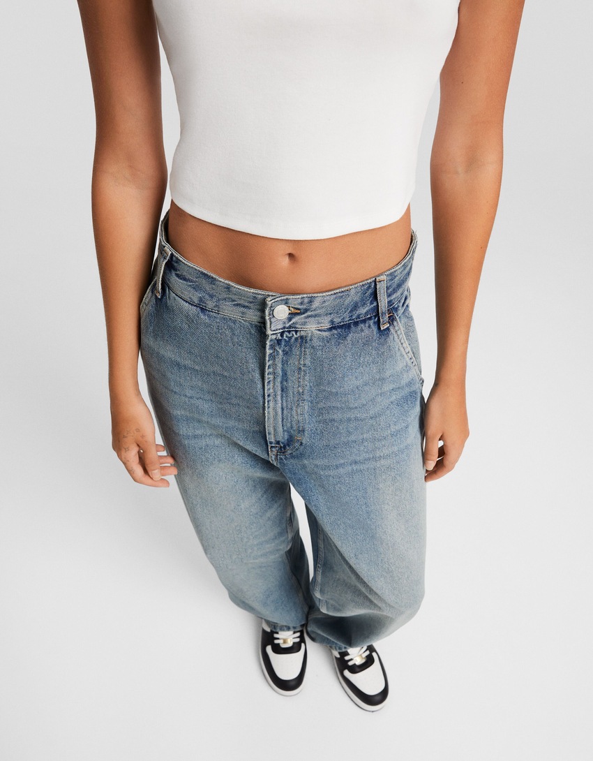 calça jeans estilo skater com efeito desbotado