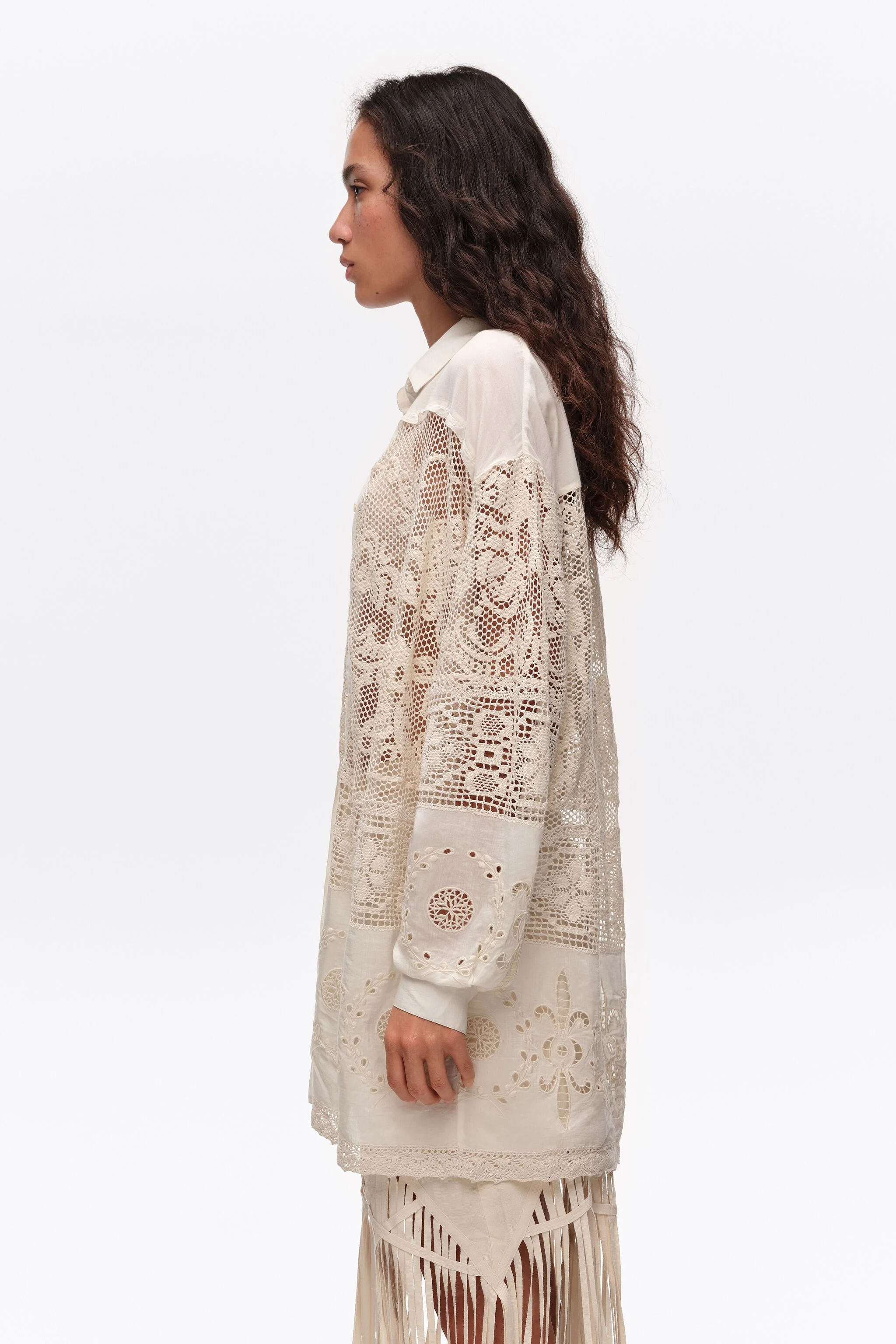 Camisa oversized cor creme com patchwork de renda