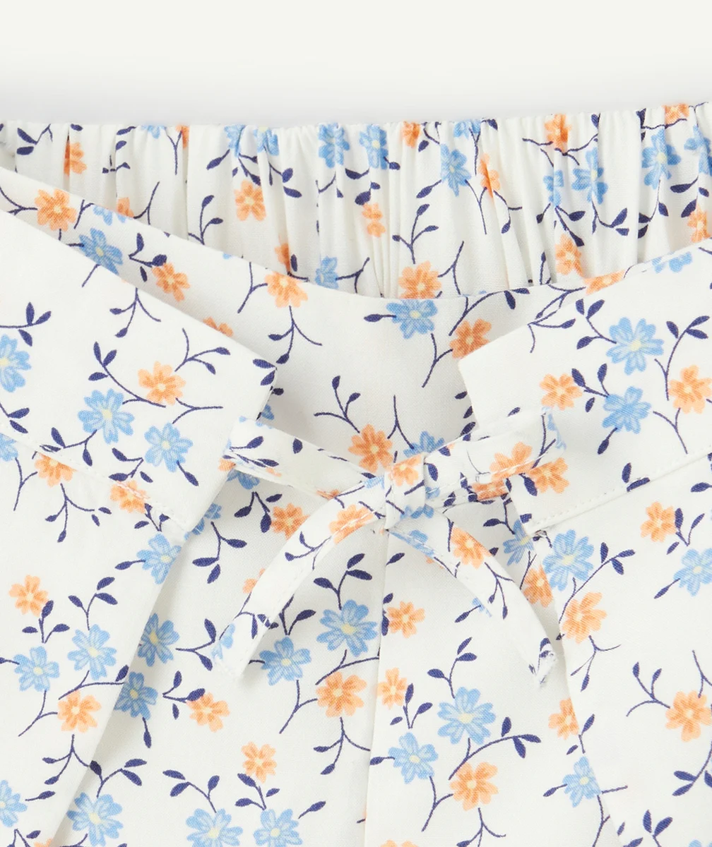 SHORT FLUIDE FILLE EN VISCOSE RESPONSABLE IMRPRIMÉ FLEURI AVEC OUVERTURES
