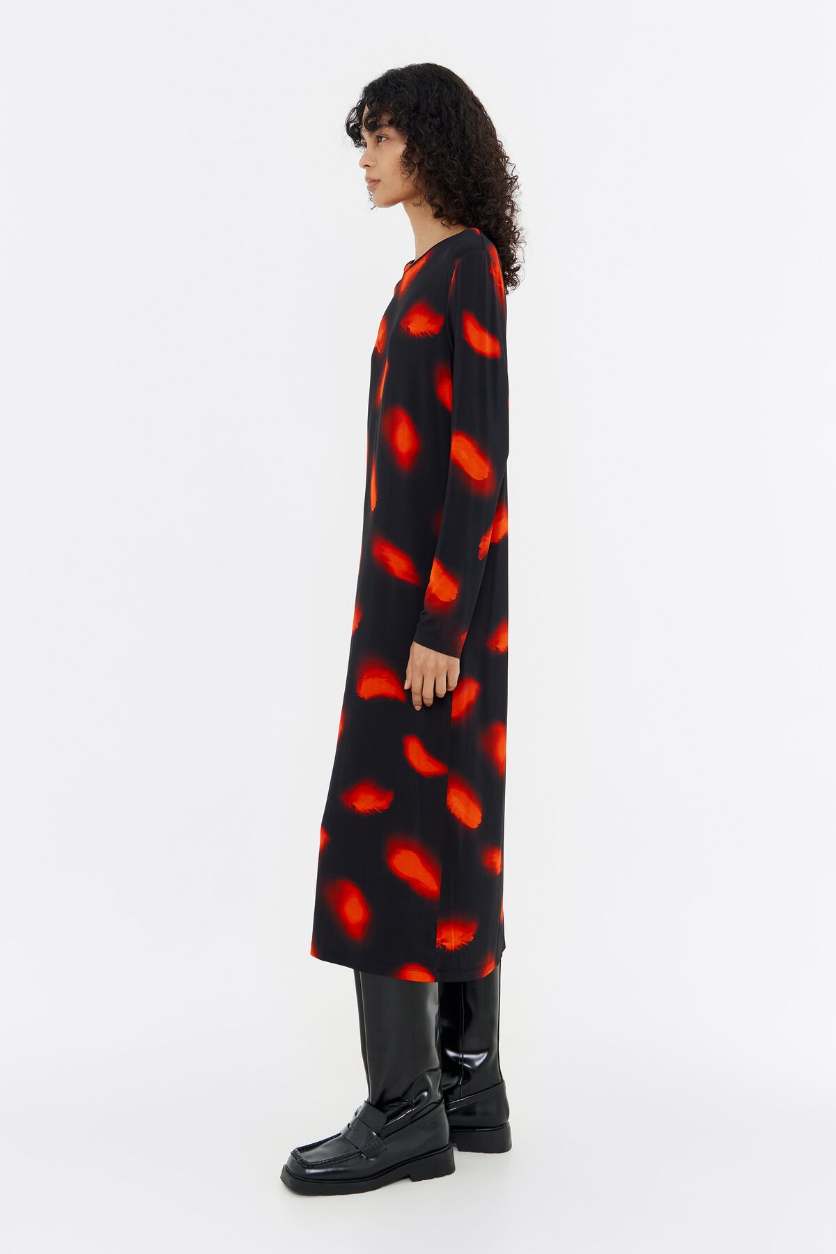Vestido midi vermelho de viscose com penas.