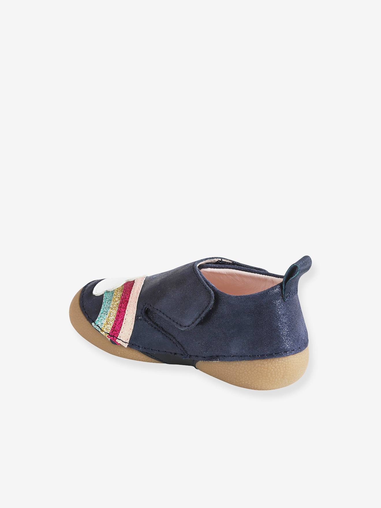 Pantufas de bebê em couro claro, lisas em azul escuro com estampas.