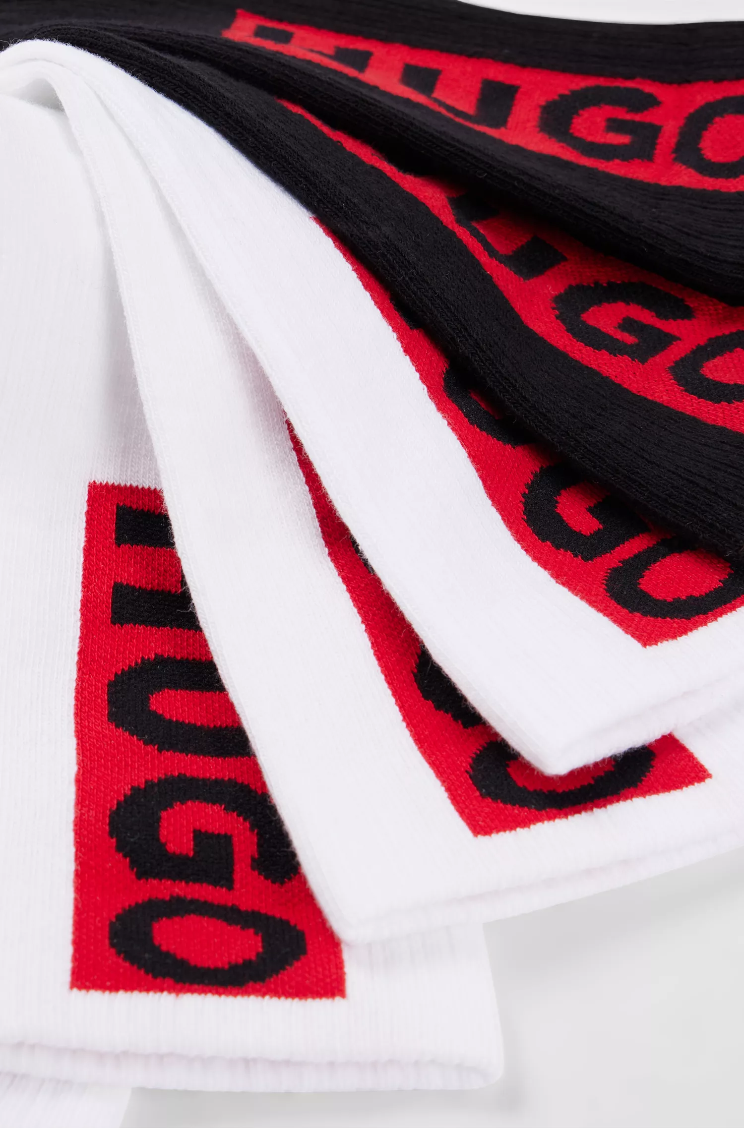 HUGO Vermelho - Pacote com três pares de meias curtas com etiquetas vermelhas com o logotipo.
