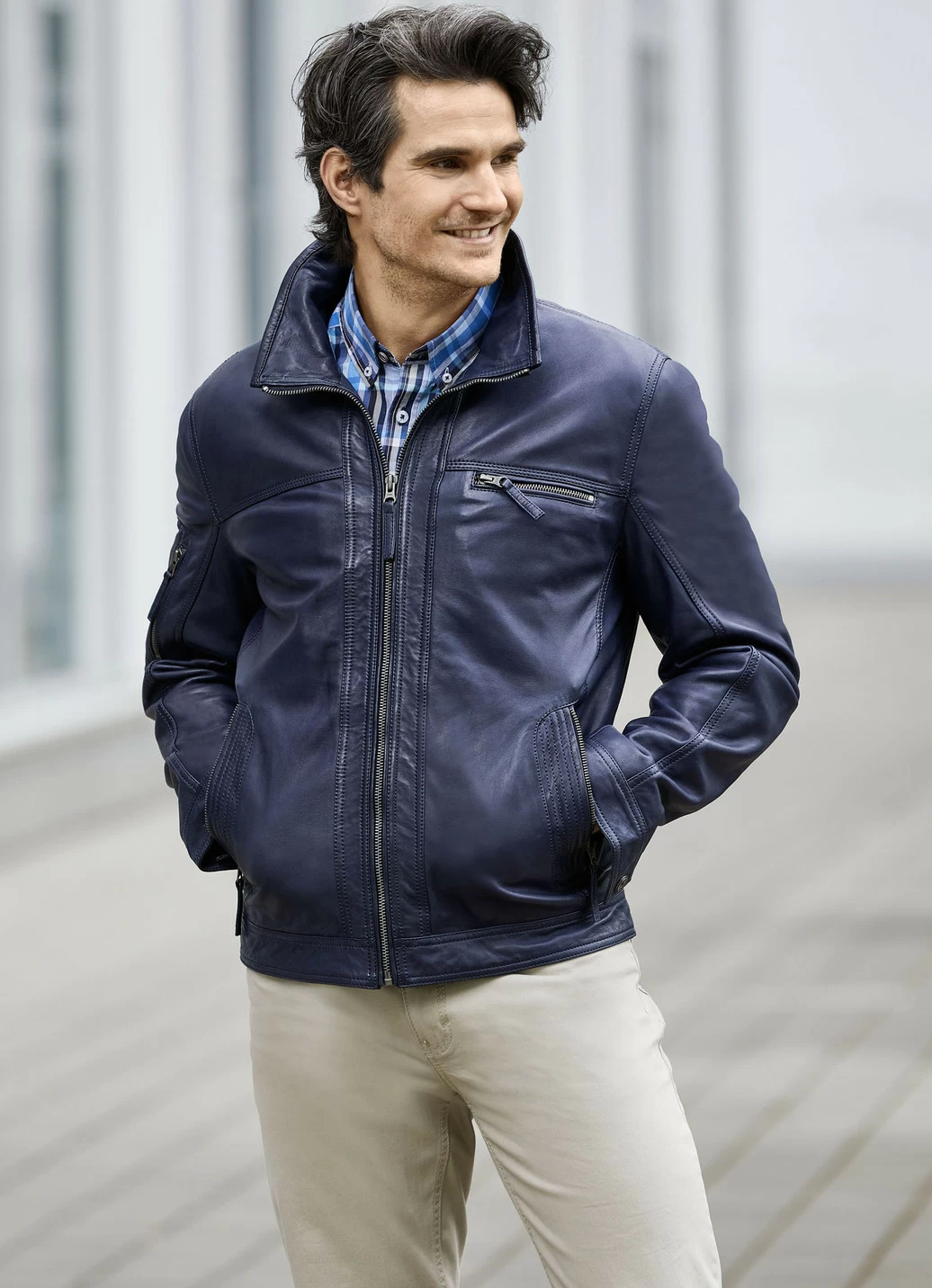 Lederkurzjacke mit verstellbarem Ärmelbund