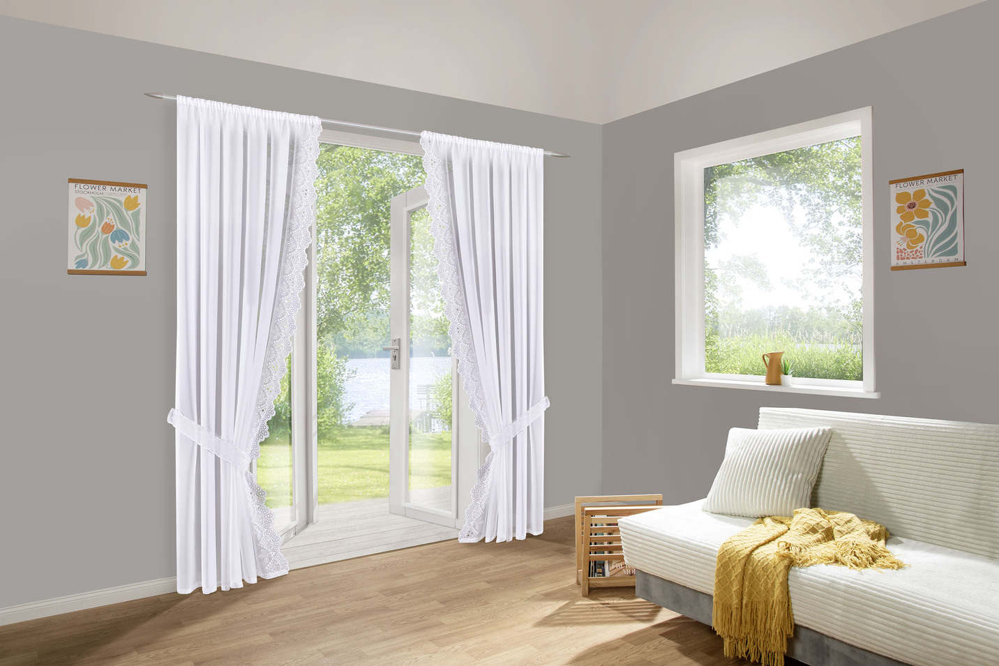 Fensterdekoration mit aufwendiger Plauener Stickerei