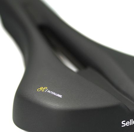 VAIA Sattel  schwarz  167mm
