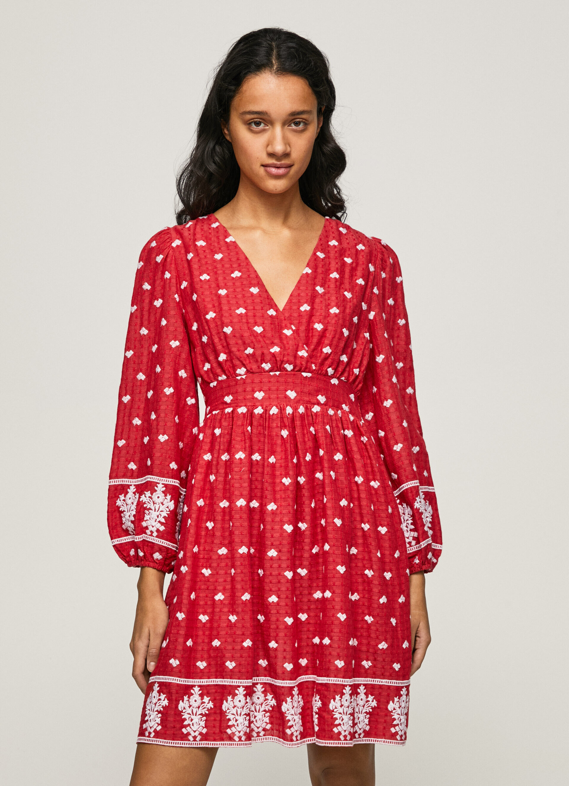VESTIDO COM DETALHES BORDADOS - vermelho estúdio