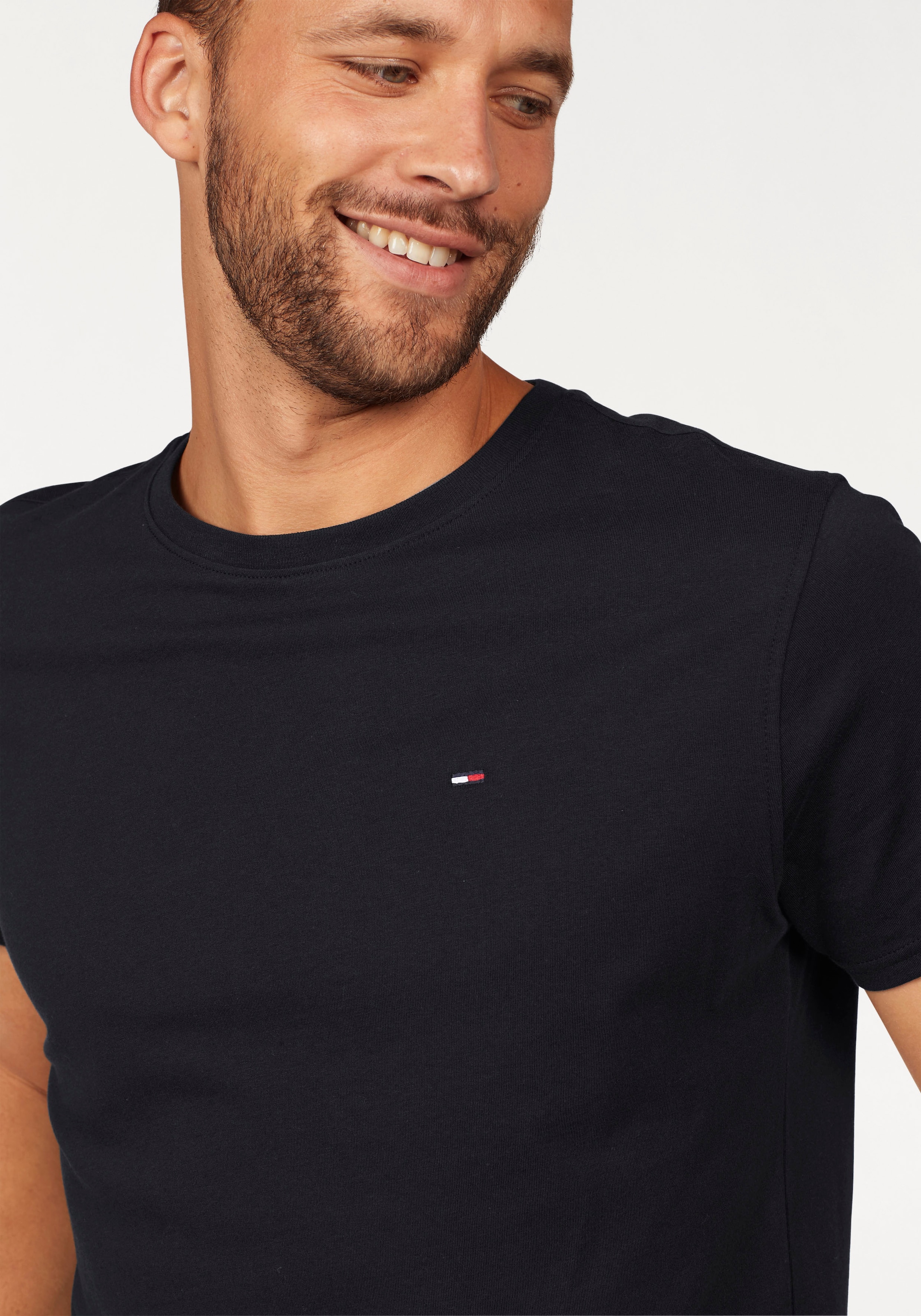 Tommy Jeans T-Shirt »TJM ESSENTIAL SOLID TEE«, mit Rundhalsausschnitt und dezenter Logo-Flag