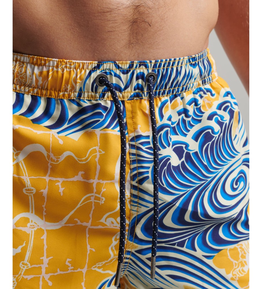 Maiô havaiano Superdry feito de material reciclado, nas cores azul e amarelo.