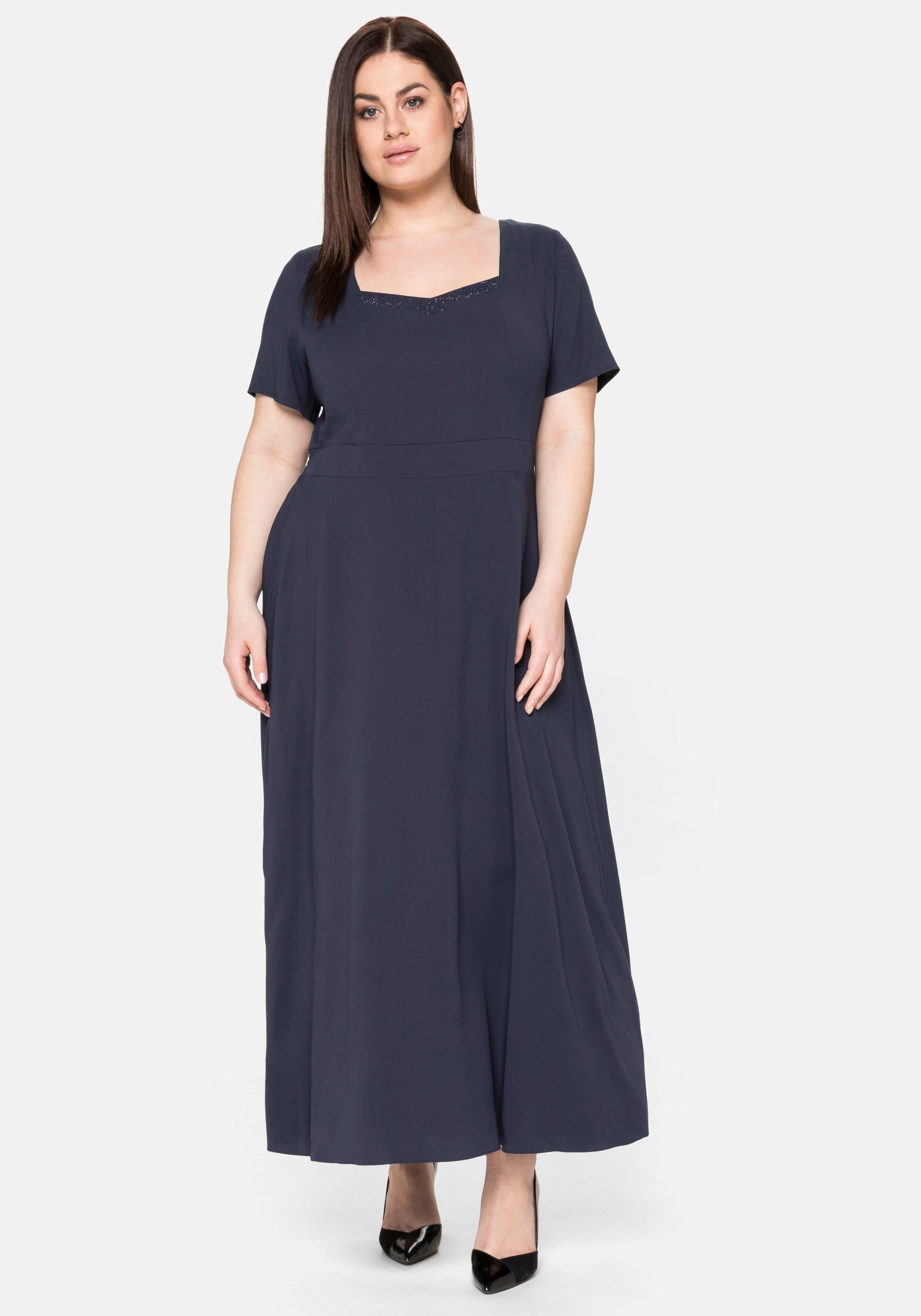 Abendkleid mit Schmucksteinen am Ausschnitt