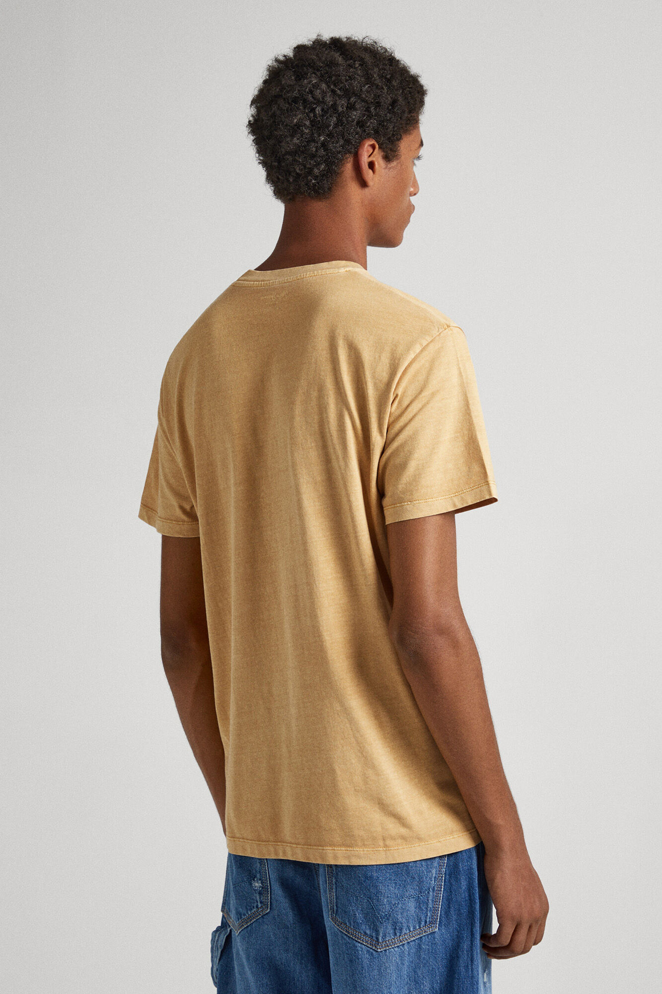 estampa de logotipo em camiseta