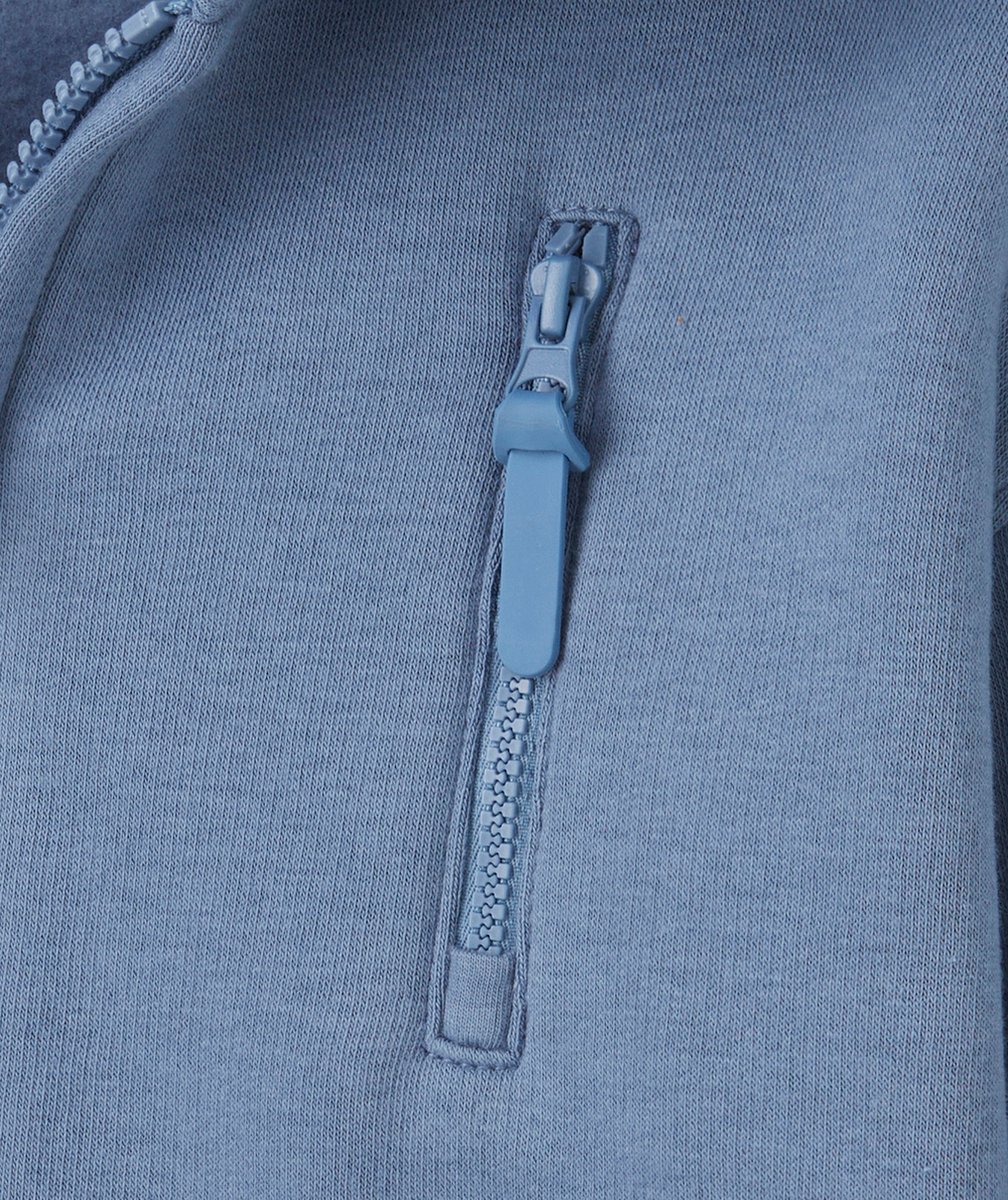 GILET À CAPUCHE GARÇON EN COTON BIO BLEU MESSAGE SUR LA MANCHE