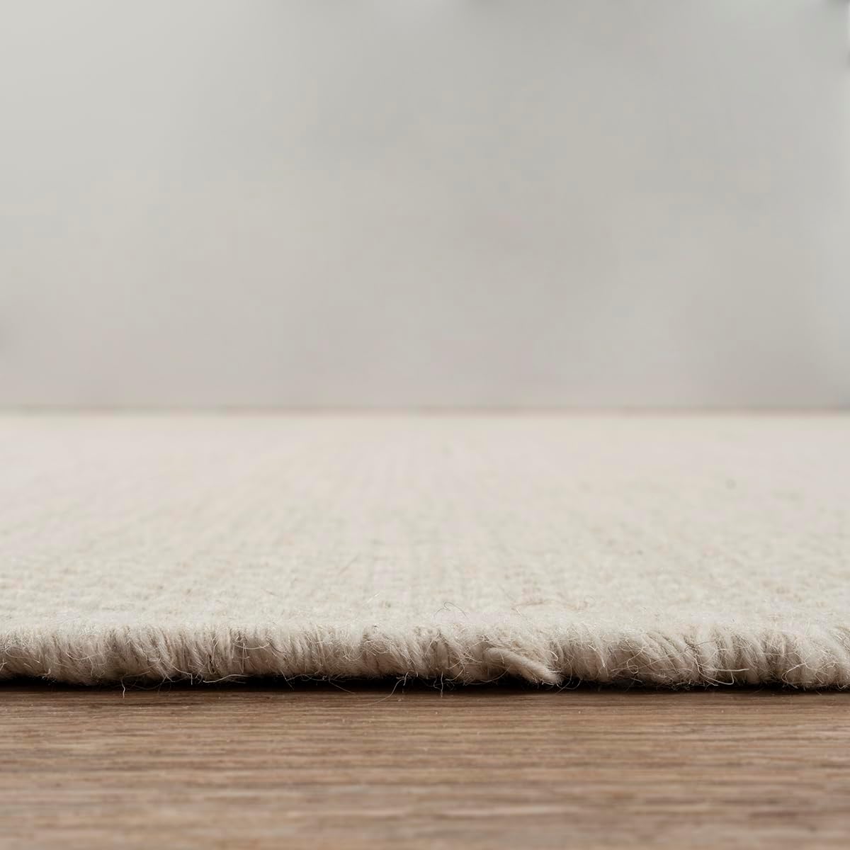 the carpet Deluxe Wool Handgewebter Wollteppich im natürlichen skandinavischen Boho-Look, Handarbeit für einen einzigartigen Stil, Creme, 240 x 340 cm