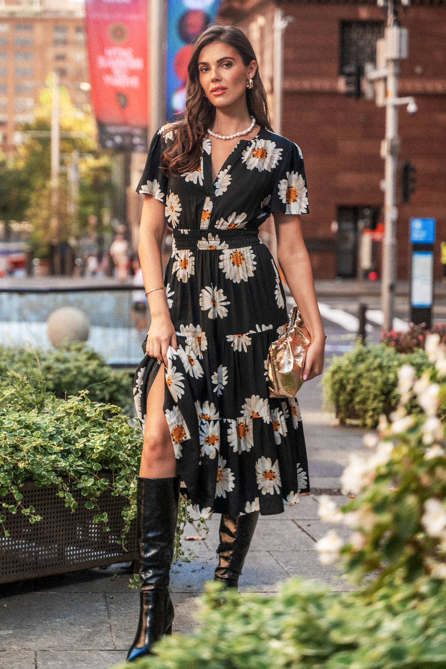 Robe midi fleurie à manches courtes et taille à smocks