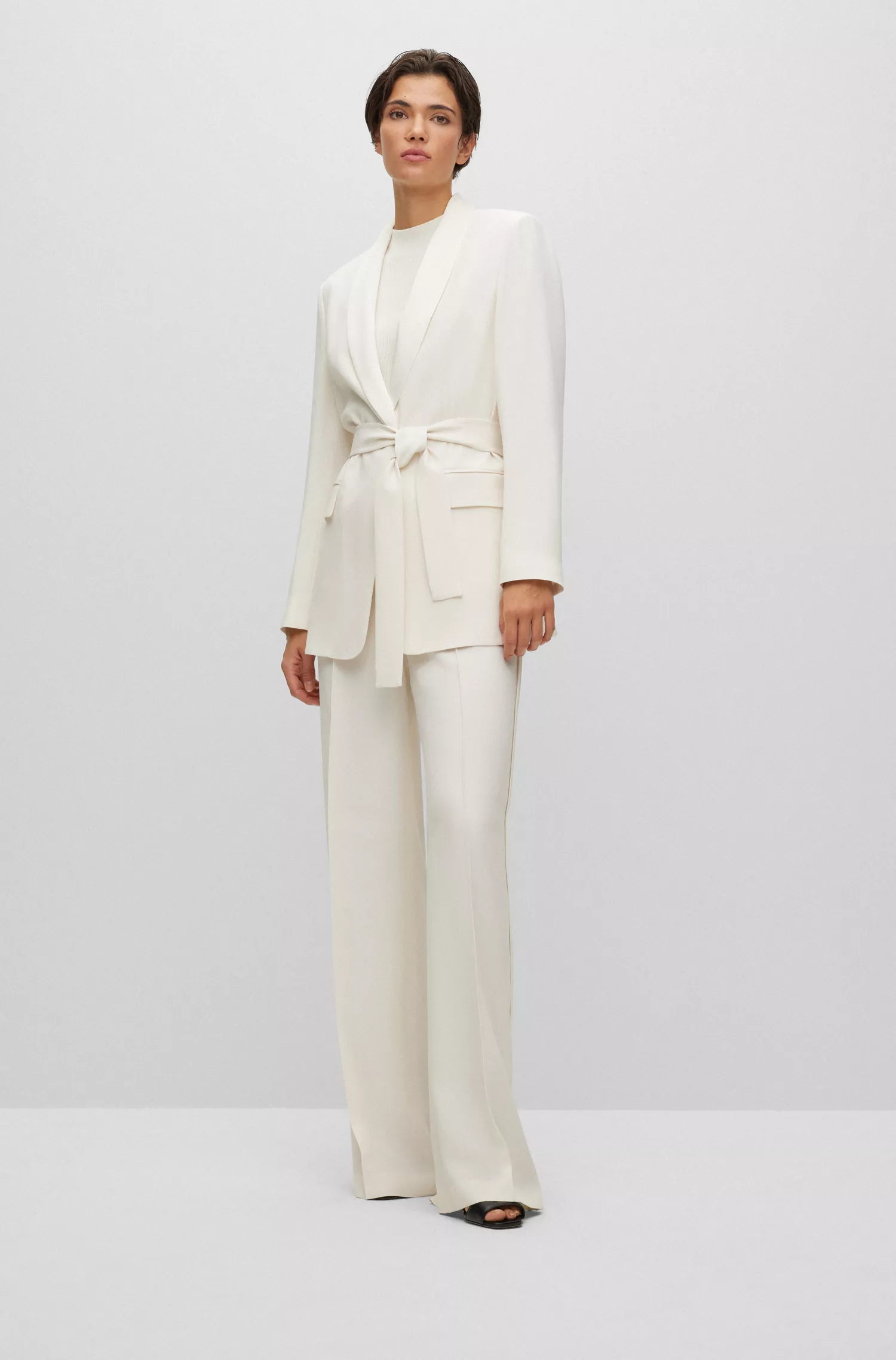 Jaqueta BOSS preta de modelagem oversized com cinto e detalhes em seda.