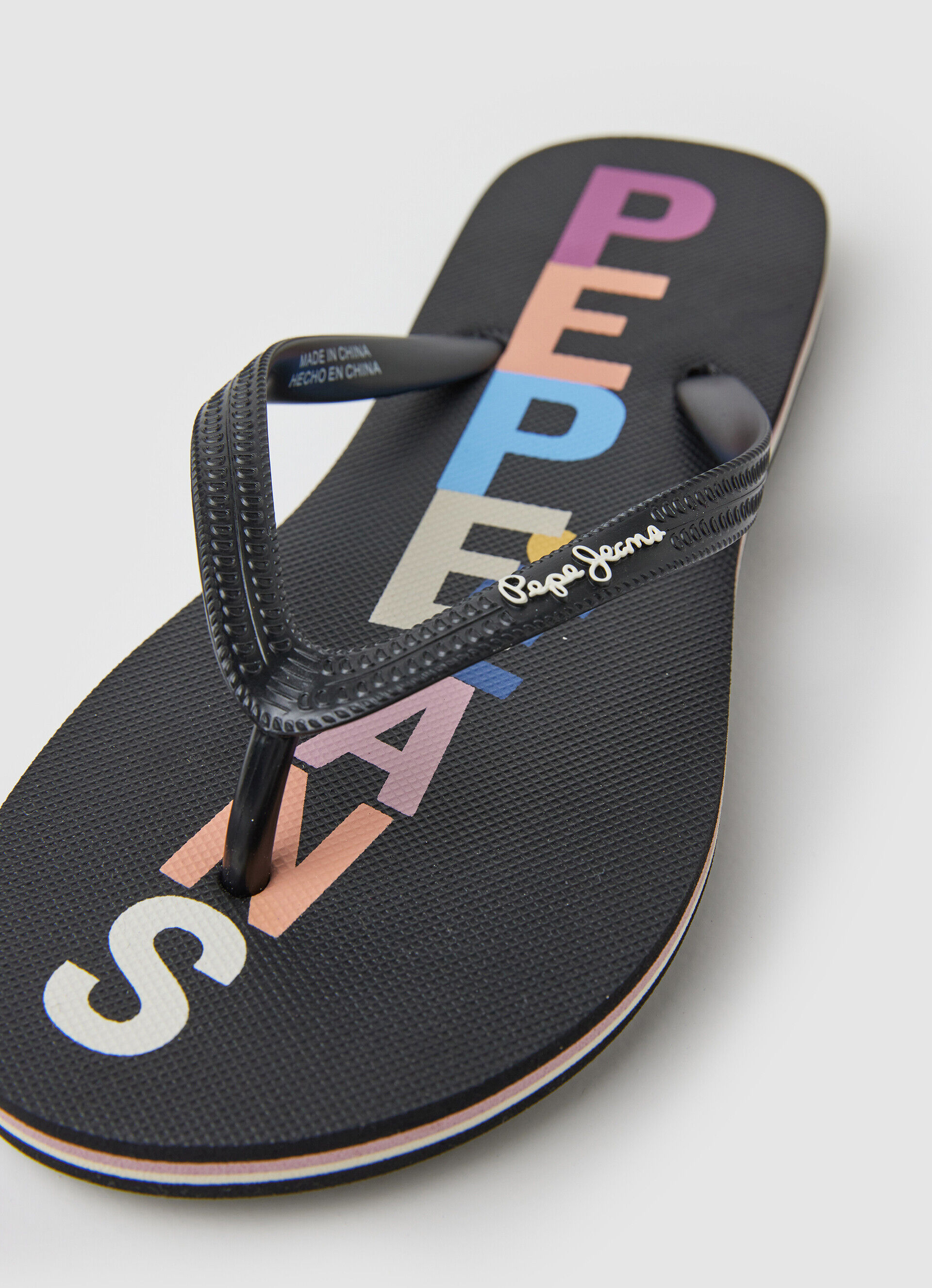 Chinelo de praia com estampa de letras de rastelo - preto