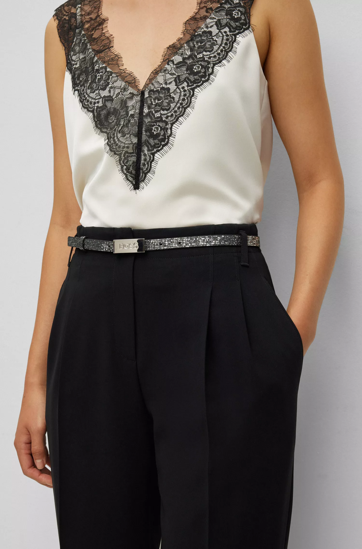 Cinto BOSS em couro com detalhes em glitter preto e fivela com placa com o logotipo.