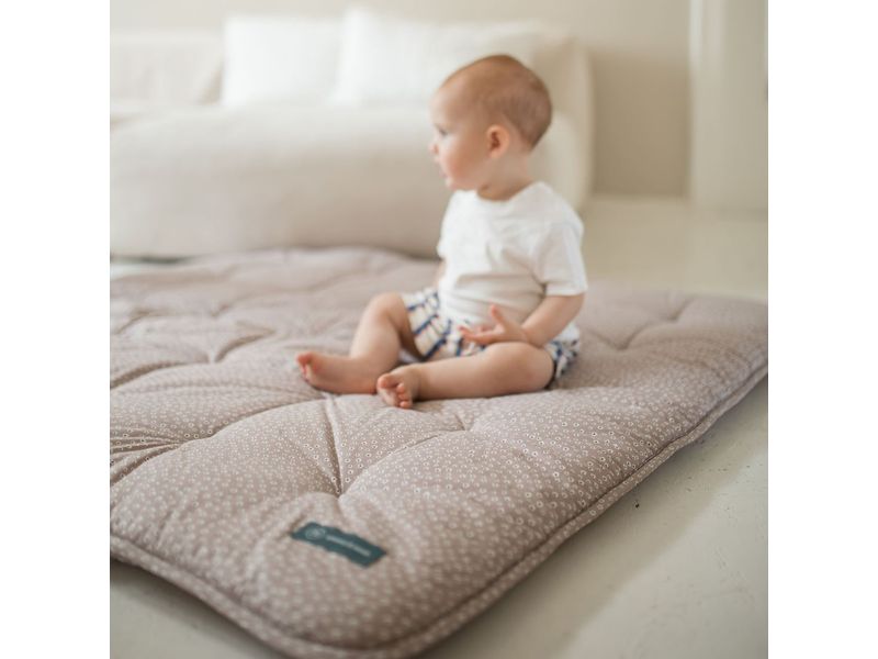 emma & noah Krabbeldecke Blume Berry 120 x 120 cm Dick gepolstert für sicheren Krabbelspass