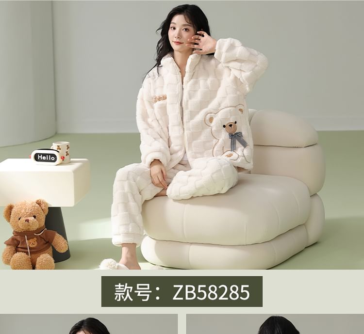 Jeony - Pyjamaset: Fleece top met rits en opstaande kraag, geruite beer, geborduurd met borduurwerk + broek