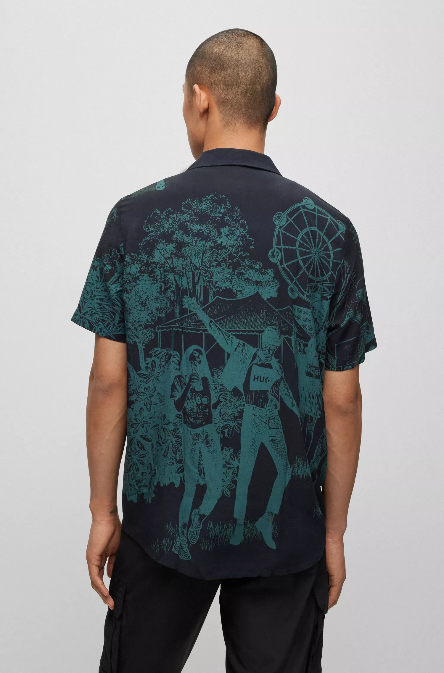 Camisa HUGO vermelha de corte relaxado com estampa sazonal por toda a peça.