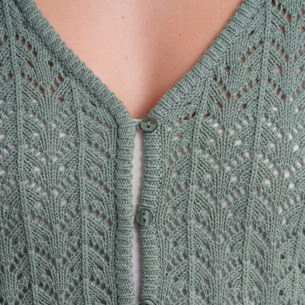 Gina Damen Strickjacke mit Ajour-Muster oliv