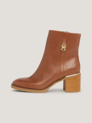 Botas de salto médio em couro com detalhes em metal