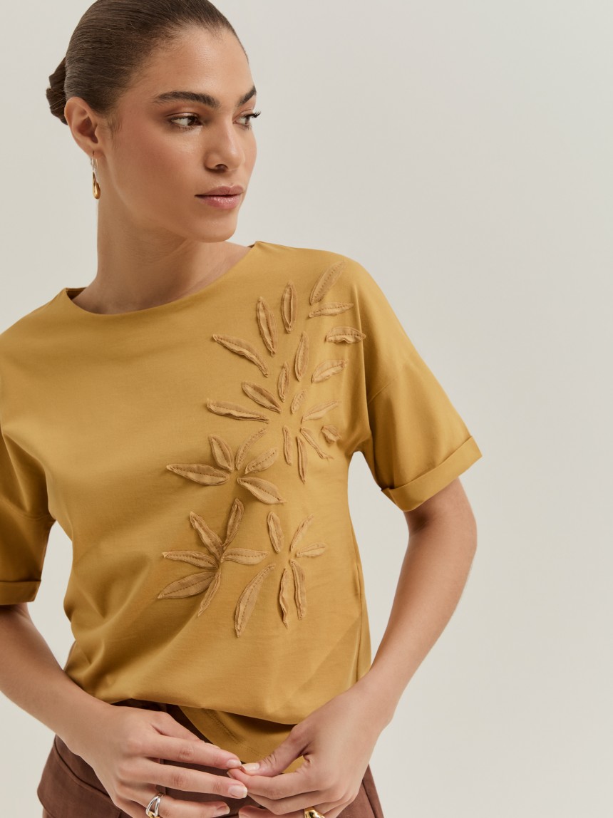 T-shirt de manga curta com aplicação de folhas