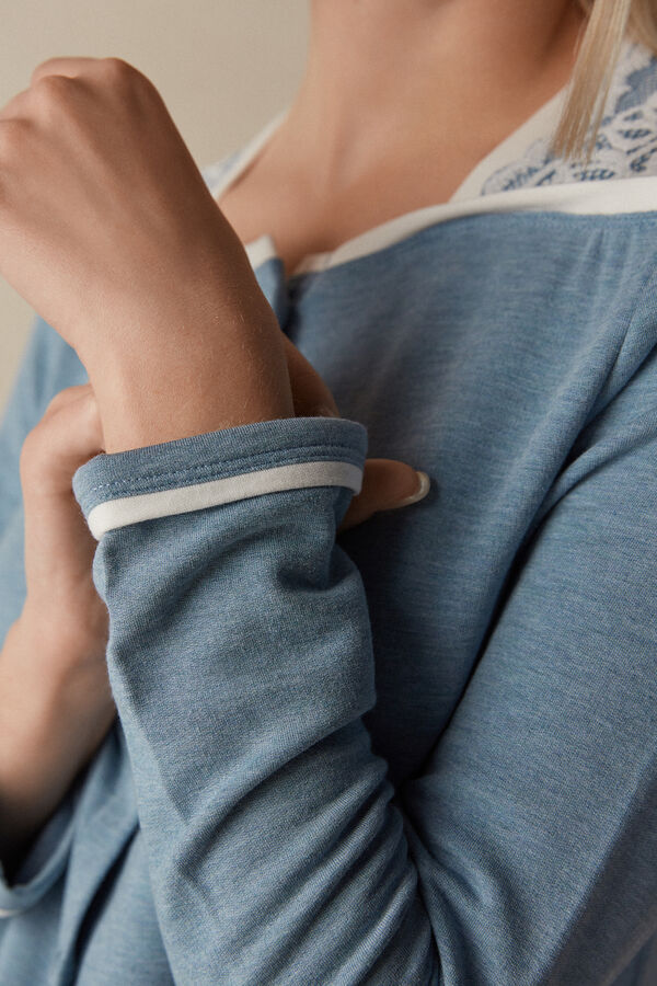 Camisola de modal e lã com fenda frontal para um quarto romântico.