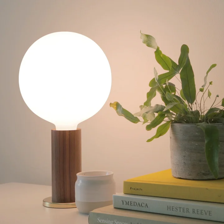 Tala - Oak Knuckle Tischleuchte, Eiche / Messing inklusive Sphere IV LED-Leuchtmittel E27 8W, Ø 15 cm, weiss matt