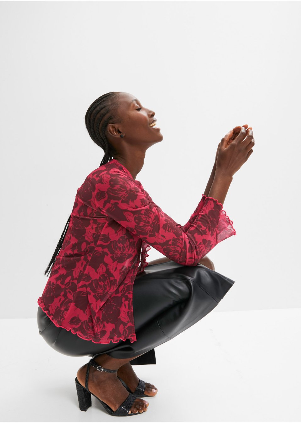 Blouse en résille à volants