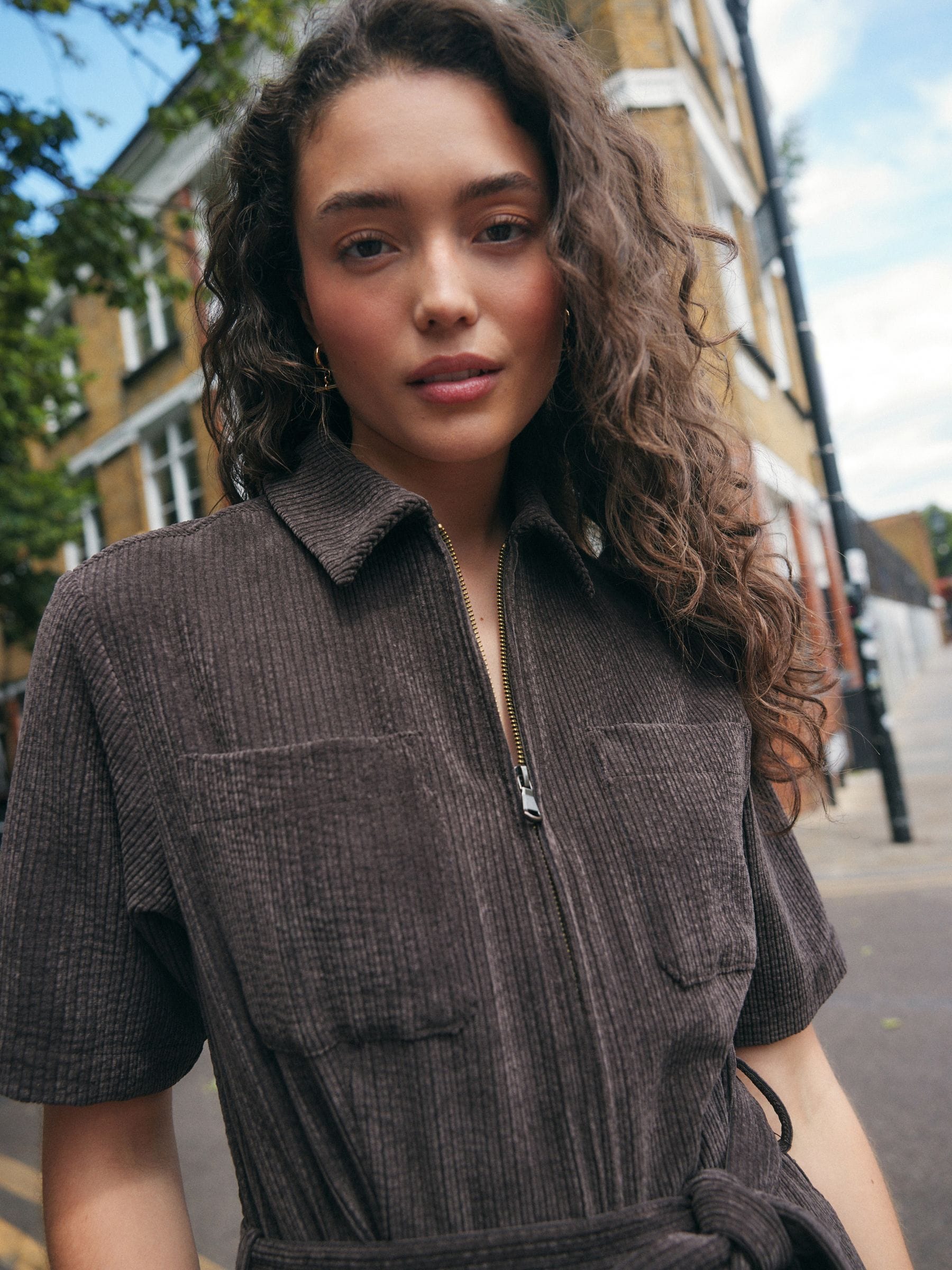 Chocoladebruin - Jumpsuit met koord in de taille en korte mouwen