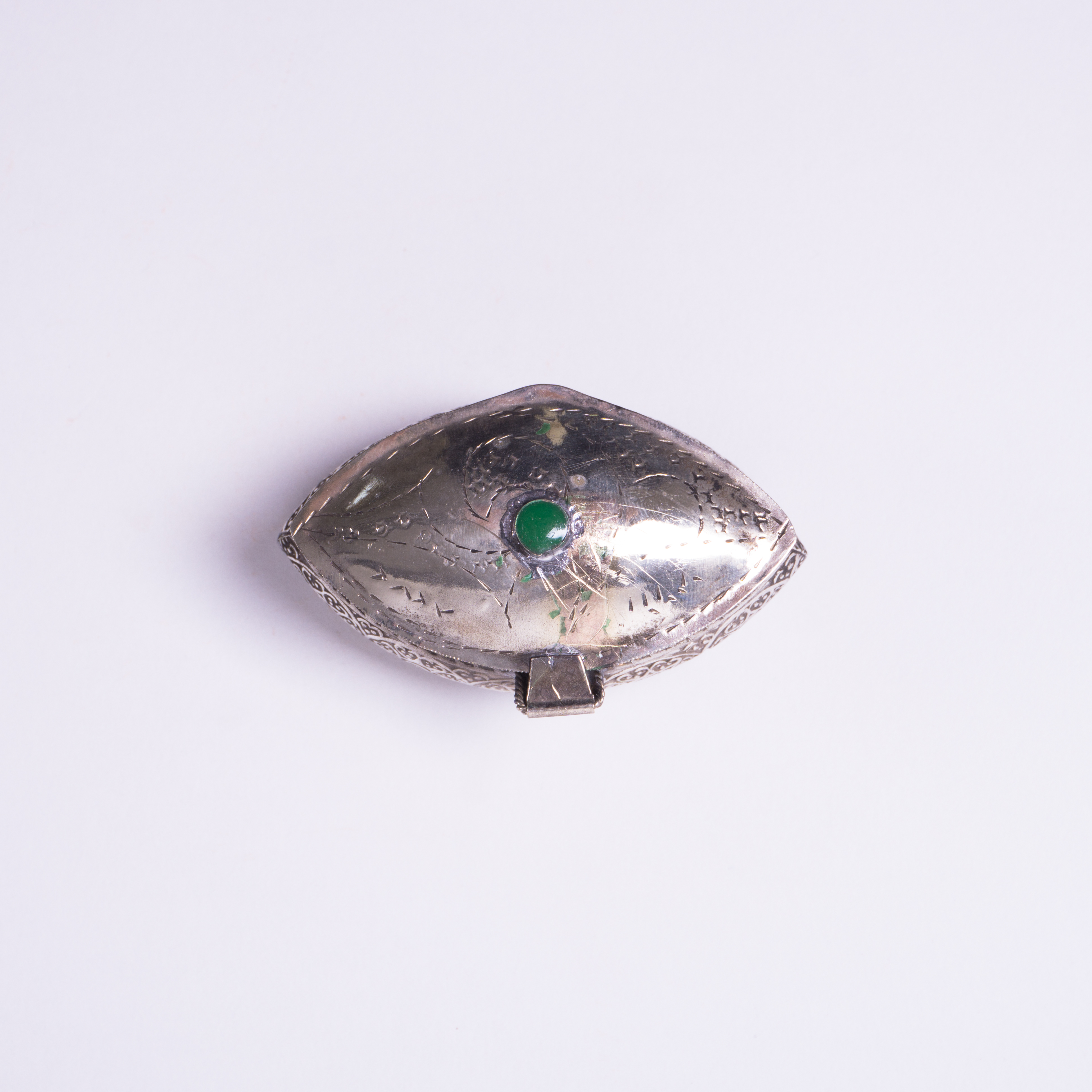 Pillendose/Schmuckdose 'Smaragd', handgefertigt, silber, L 6 cm, B 3,5 cm von fischer's lagerhaus