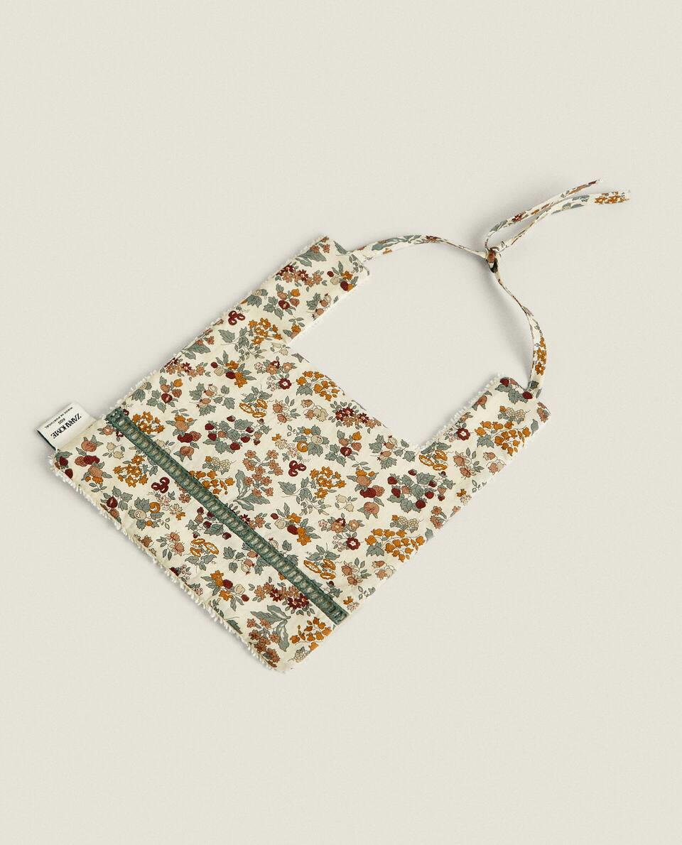 BABADOR INFANTIL EM TECIDO COM ESTAMPA FLORAL