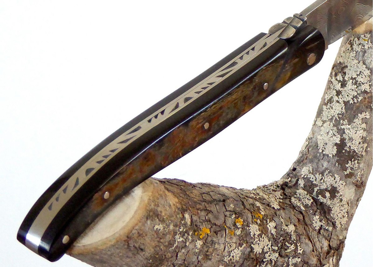 Couteau Laguiole avec une lame Damas et un manche en Corne de Bison