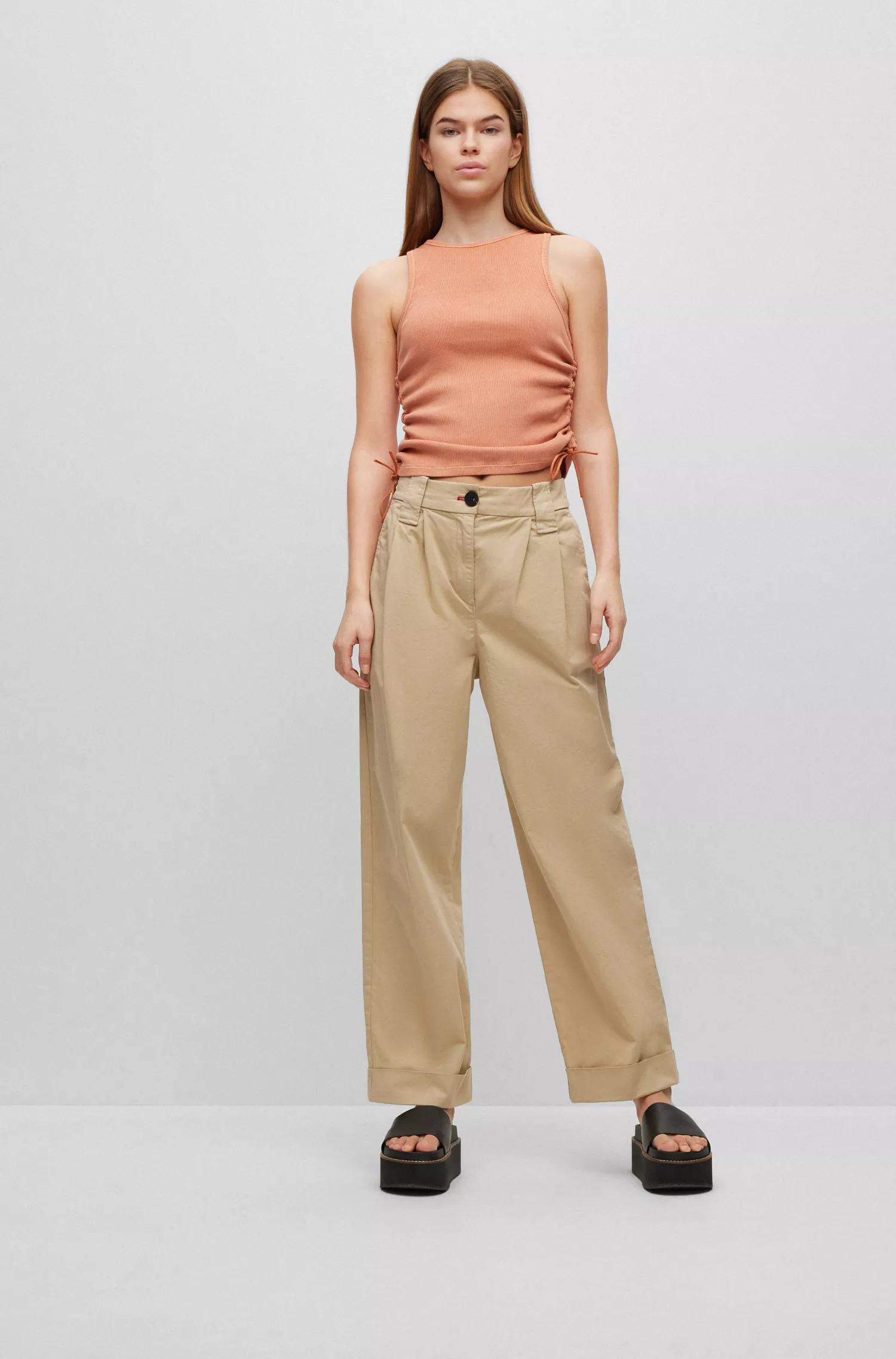 Calça chino HUGO vermelha, modelagem relaxada e cintura alta em algodão elástico.