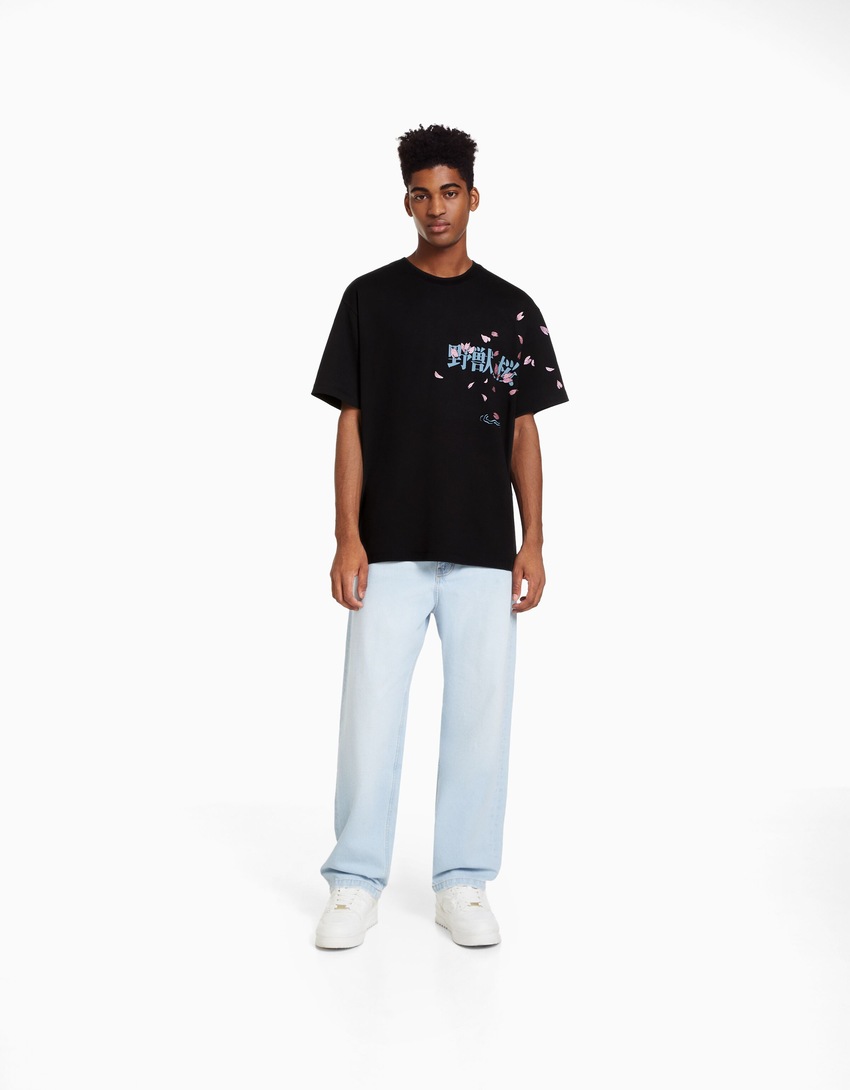 Camiseta de manga curta com estampa de strass e modelagem quadrada