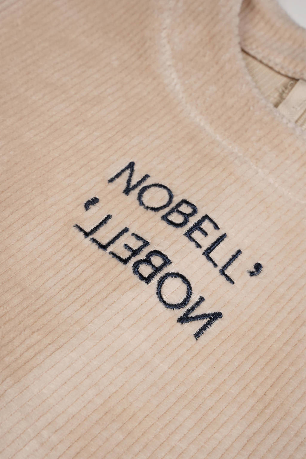 NoBell’ top Kew met tekst ivoor