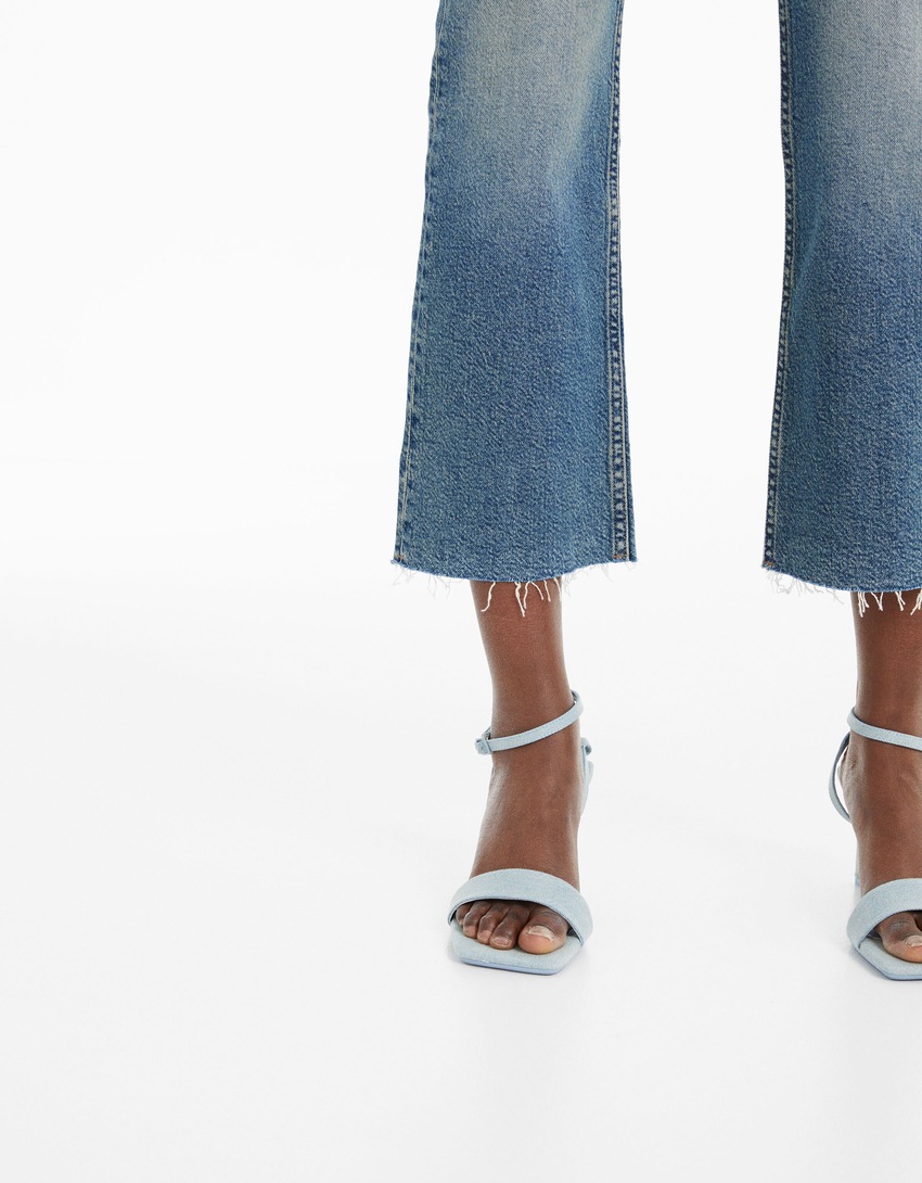 Calça jeans cropped boca de sino