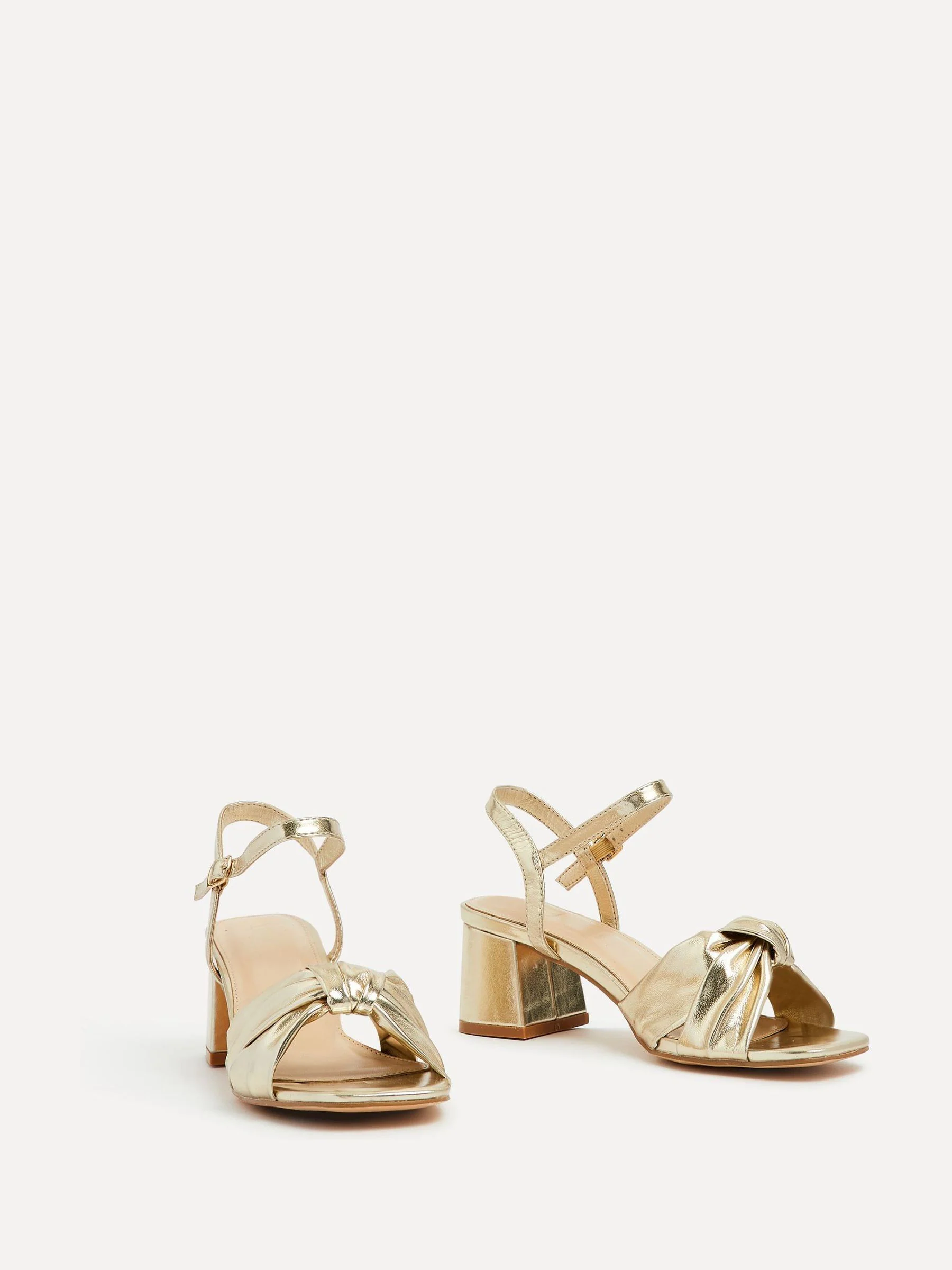 Goud - Linzi - Charlotte sandalen met blokhak en strik aan de voorkant